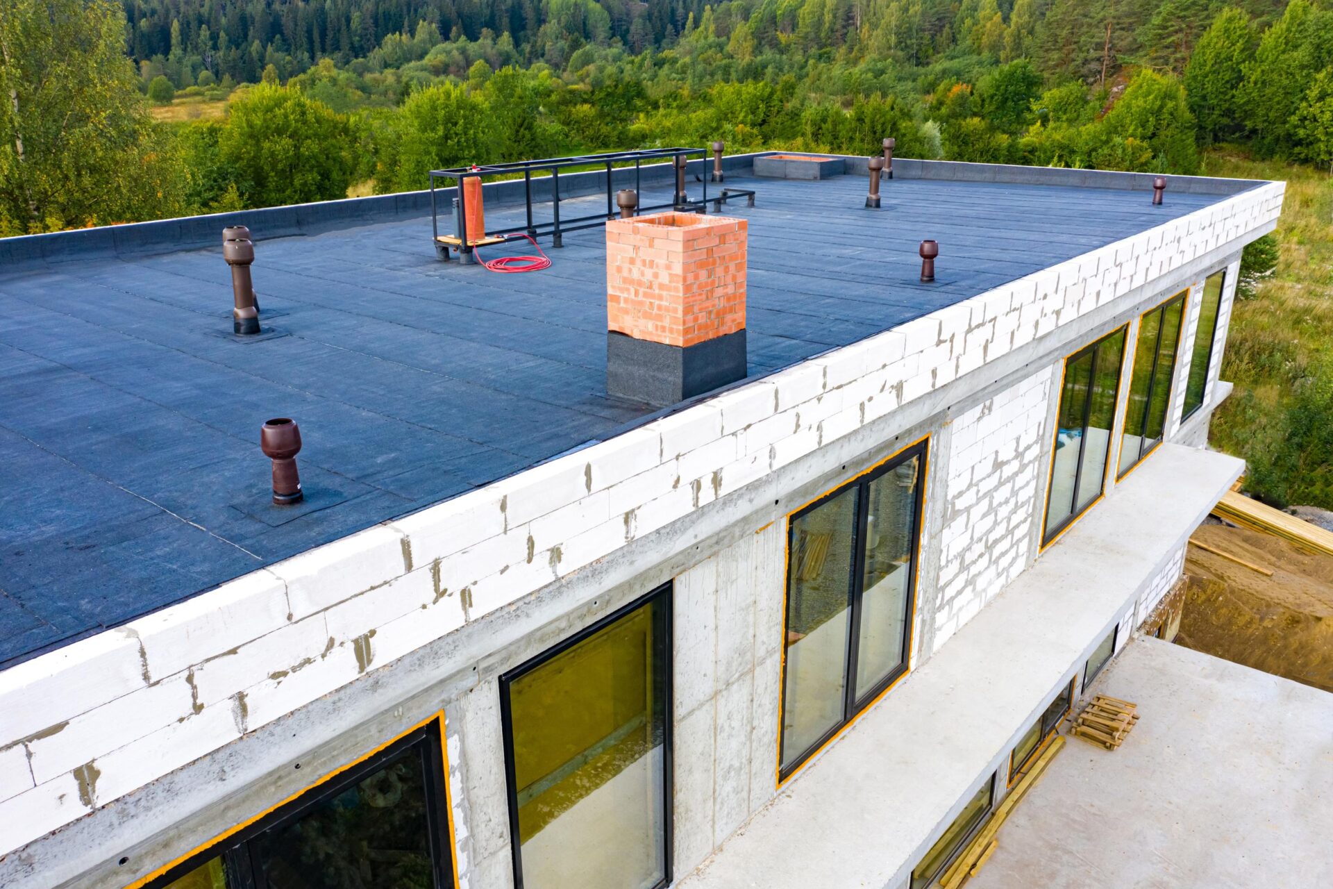 7 Best Materials for Flat Roof Replacement